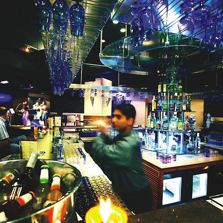 The Lalit Mumbai Hotell Restaurant bilde The bar at the nightclub
