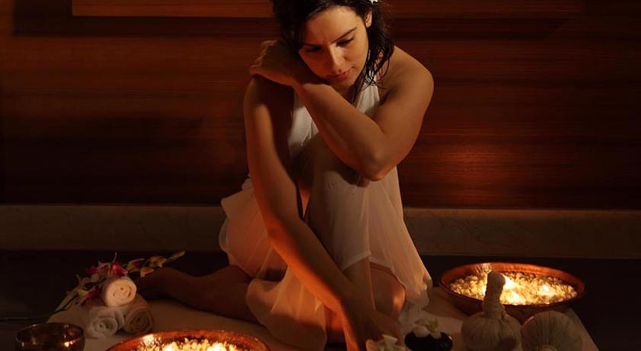 The Lalit Mumbai Hotell Eksteriør bilde A woman in a spa