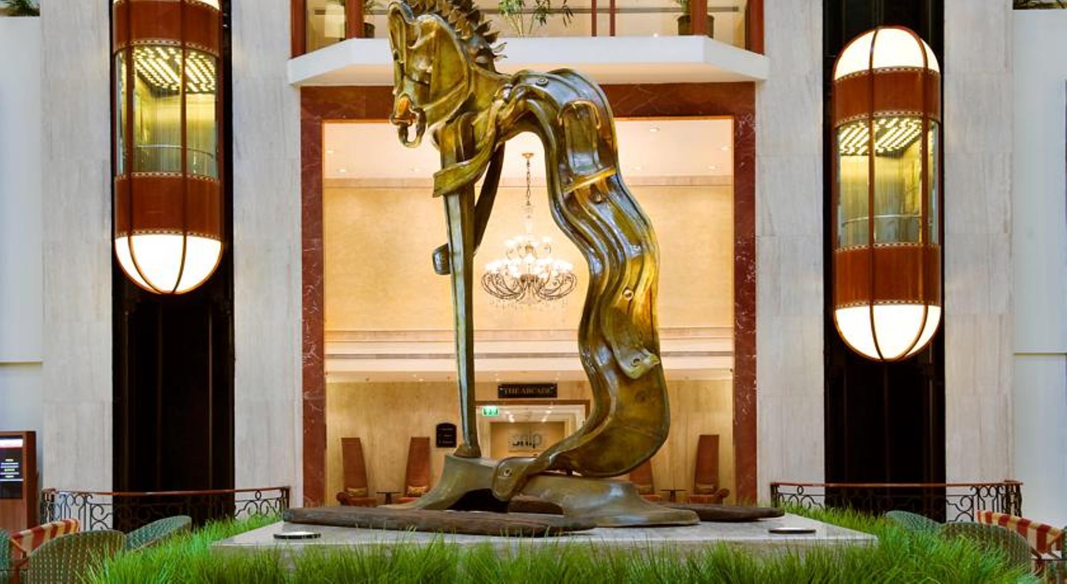The Lalit Mumbai Hotell Eksteriør bilde The sculpture of the horse