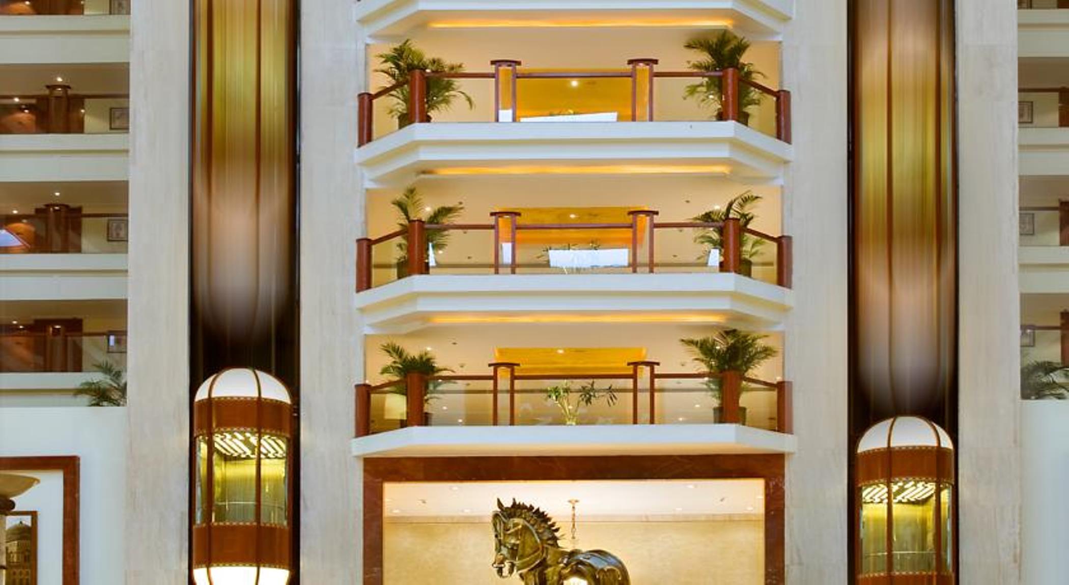 The Lalit Mumbai Hotell Eksteriør bilde The lobby of the hotel