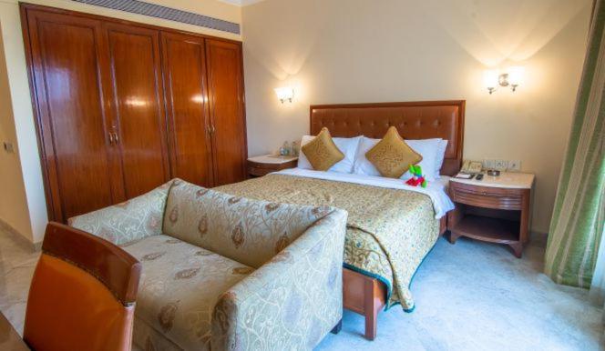 The Lalit Mumbai Hotell Eksteriør bilde A bedroom at the hotel
