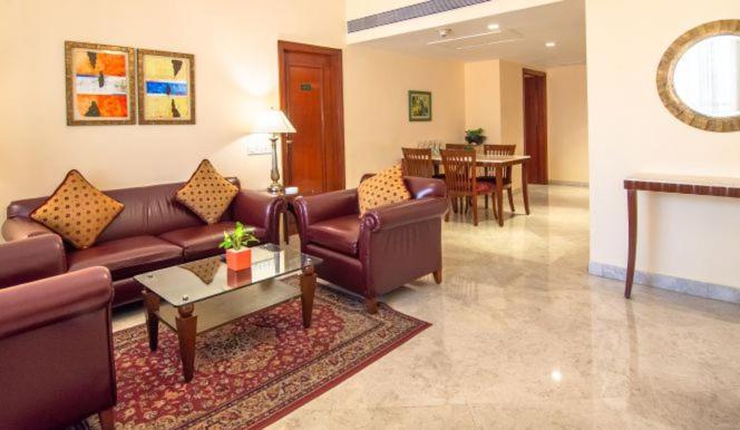 The Lalit Mumbai Hotell Eksteriør bilde A living room in a suite at the Taj Bengal