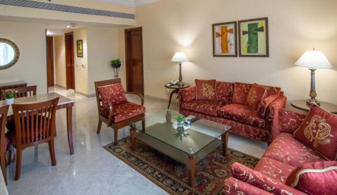 The Lalit Mumbai Hotell Eksteriør bilde A living room in a suite at the Taj Bengal