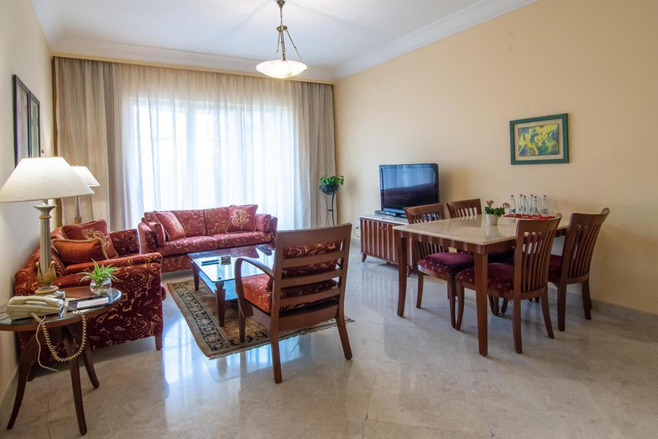 The Lalit Mumbai Hotell Eksteriør bilde A living room in a typical apartment