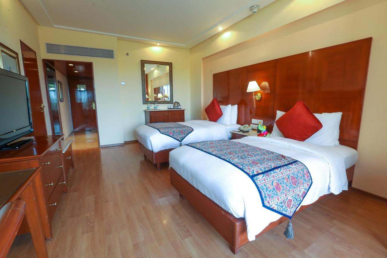 The Lalit Mumbai Hotell Eksteriør bilde Deluxe Room