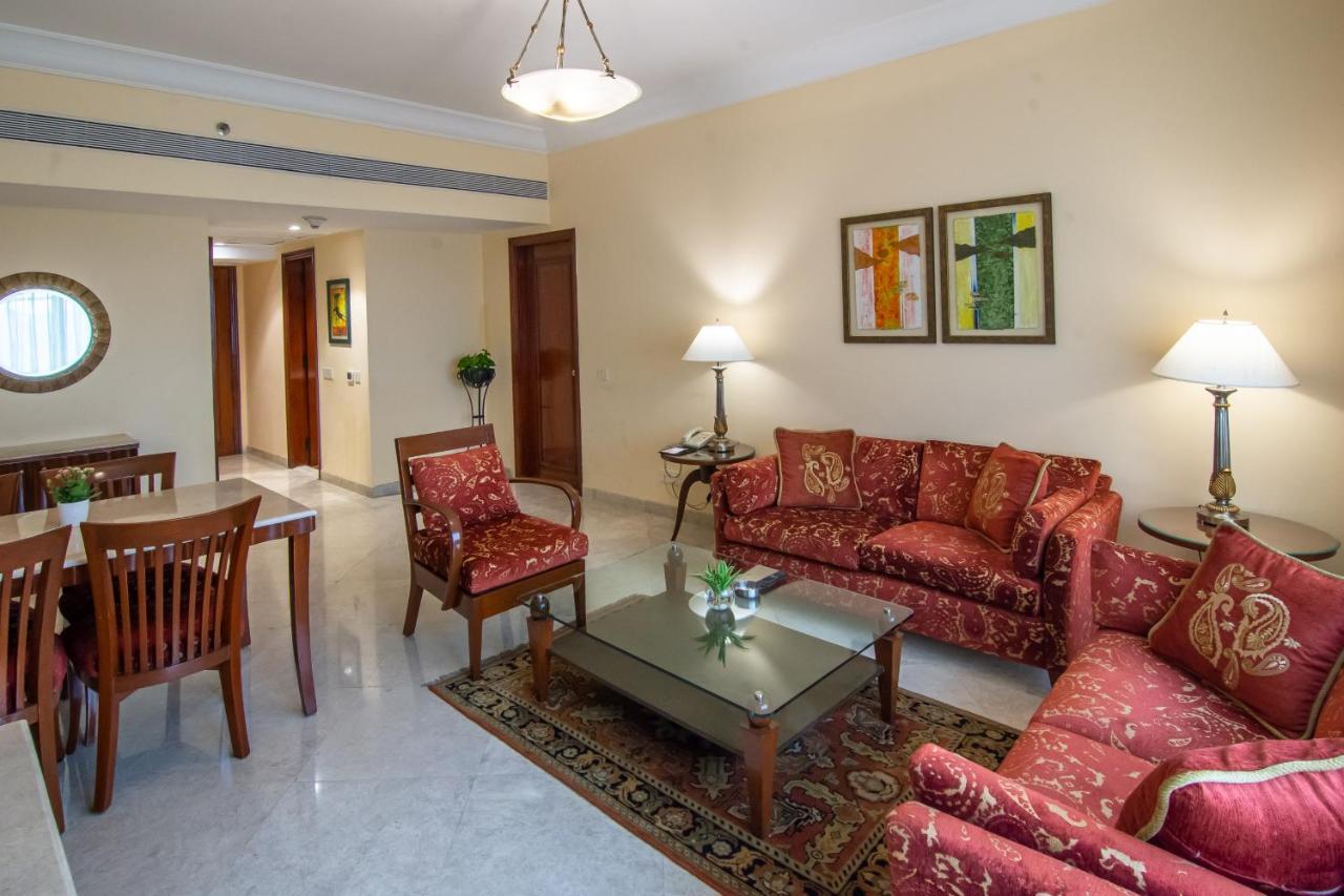 The Lalit Mumbai Hotell Eksteriør bilde A living room in a suite at the Taj Bengal