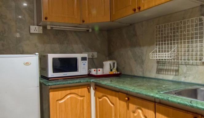 The Lalit Mumbai Hotell Eksteriør bilde A typical kitchen in a one-bedroom apartment
