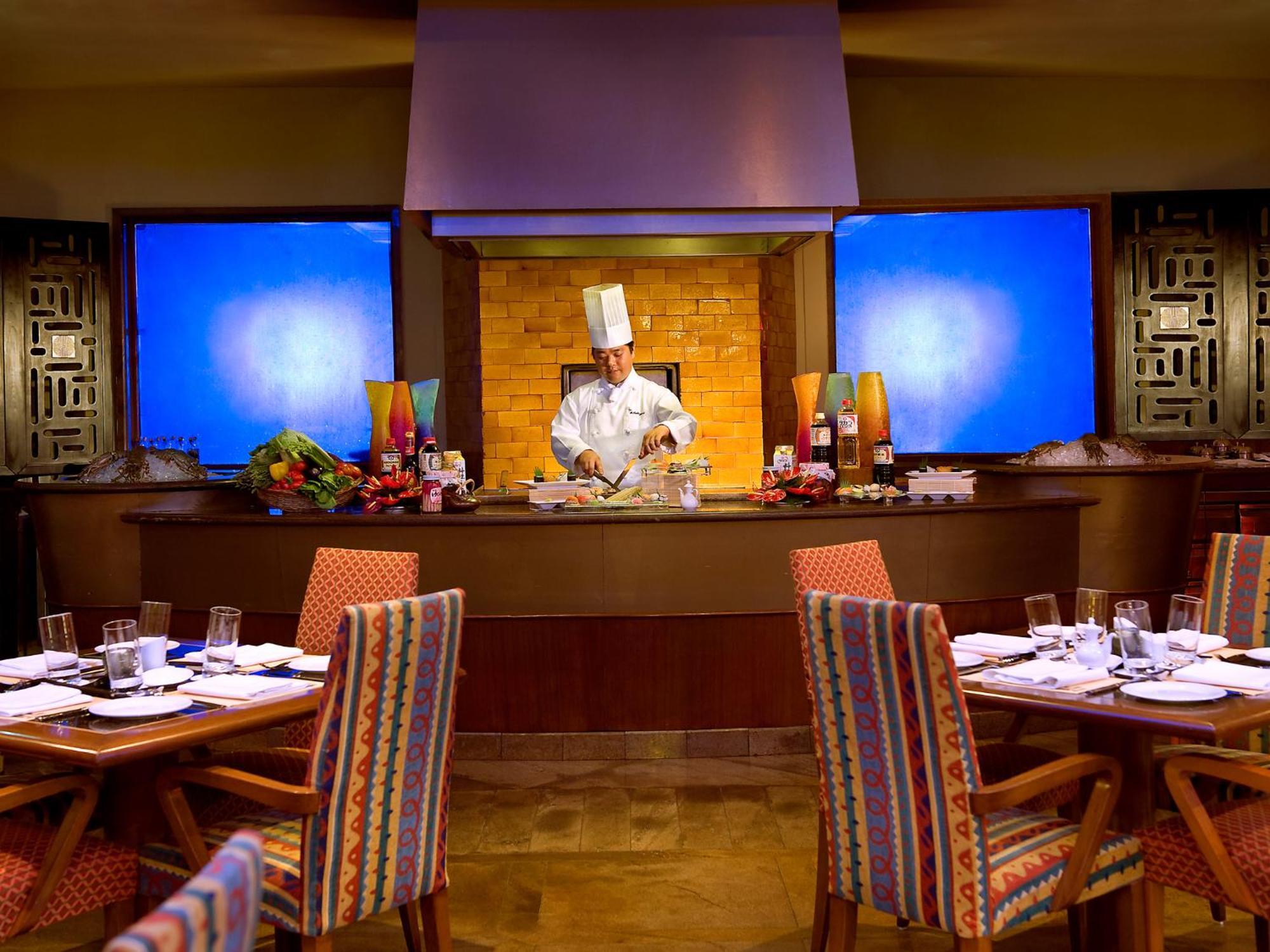 The Lalit Mumbai Hotell Eksteriør bilde A restaurant at the Atlantis Paradise Island