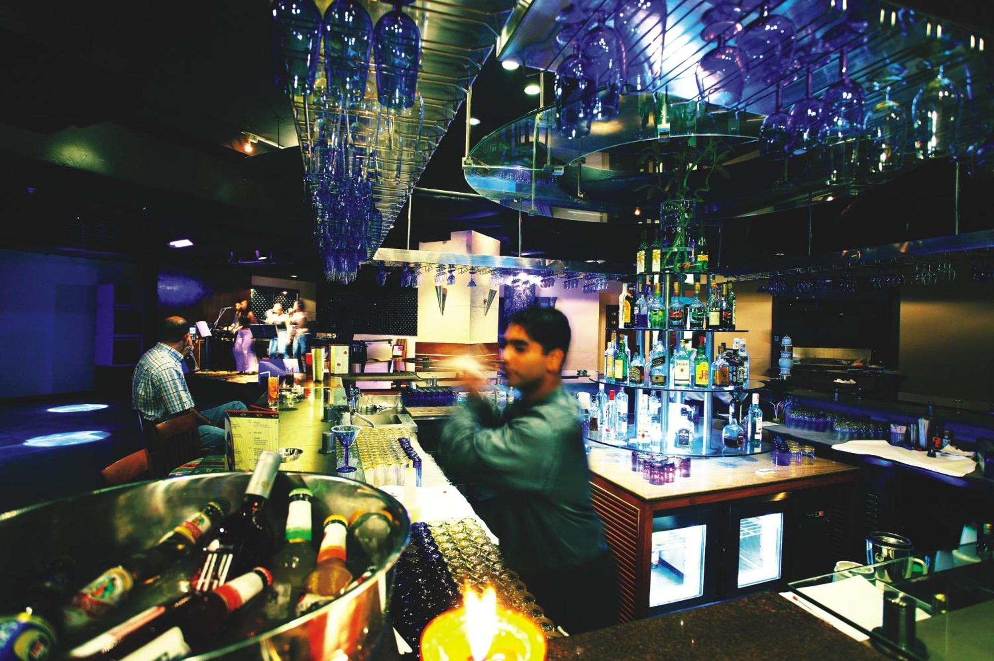 The Lalit Mumbai Hotell Restaurant bilde The bar at the nightclub