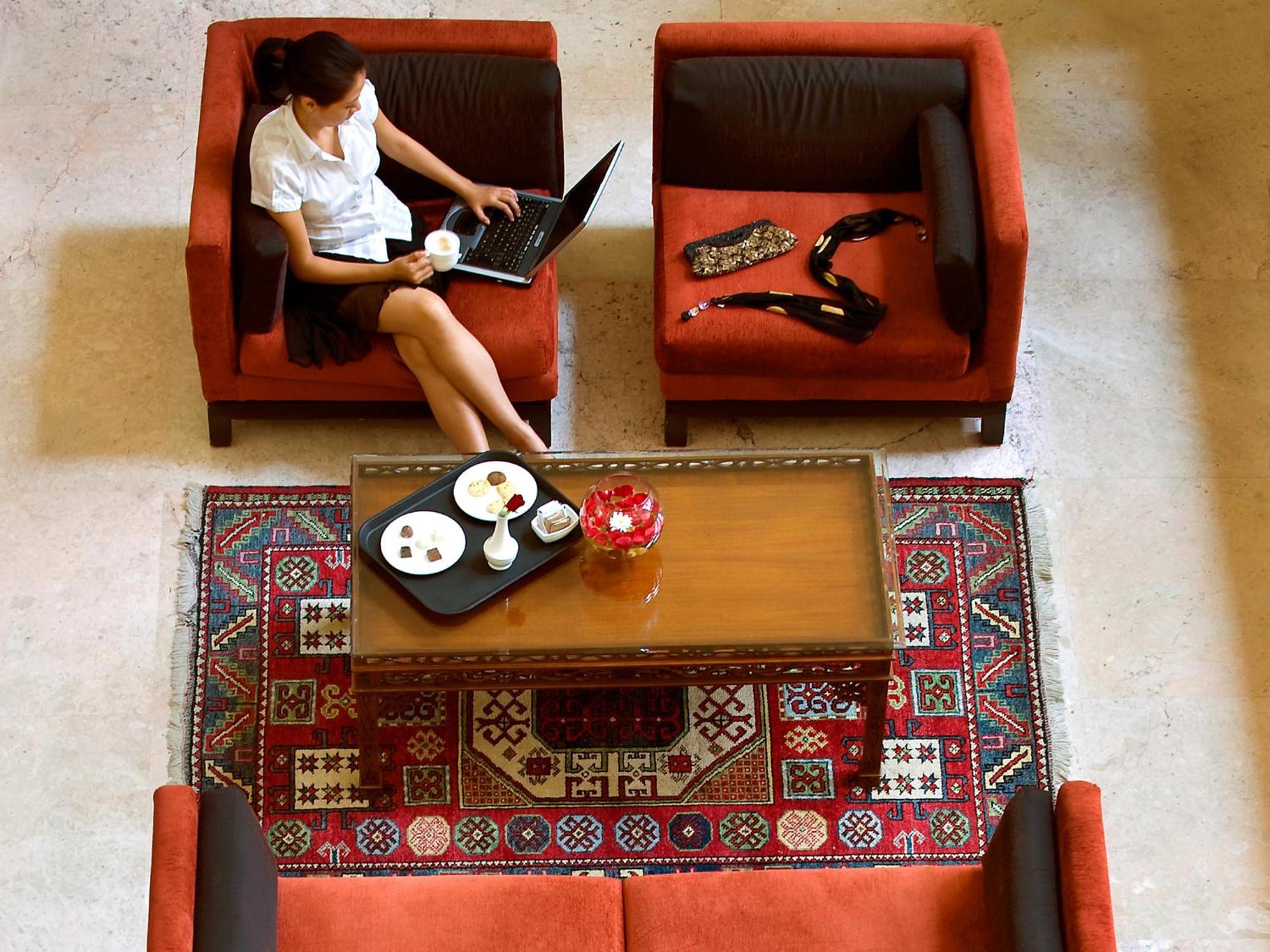 The Lalit Mumbai Hotell Eksteriør bilde A student studying in the library