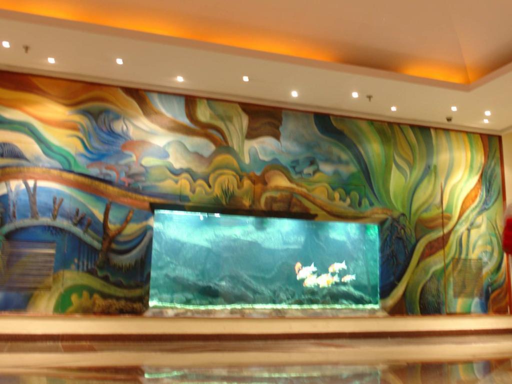 The Lalit Mumbai Hotell Eksteriør bilde The aquarium at the lobby