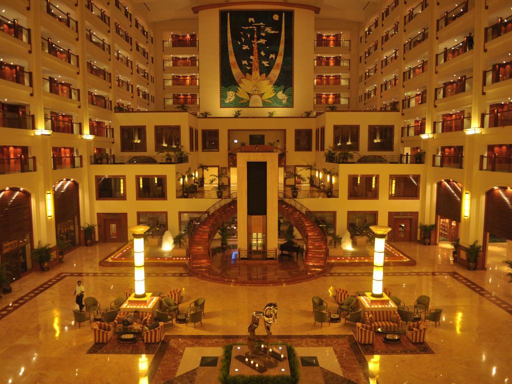The Lalit Mumbai Hotell Eksteriør bilde The lobby of the Grand Hotel