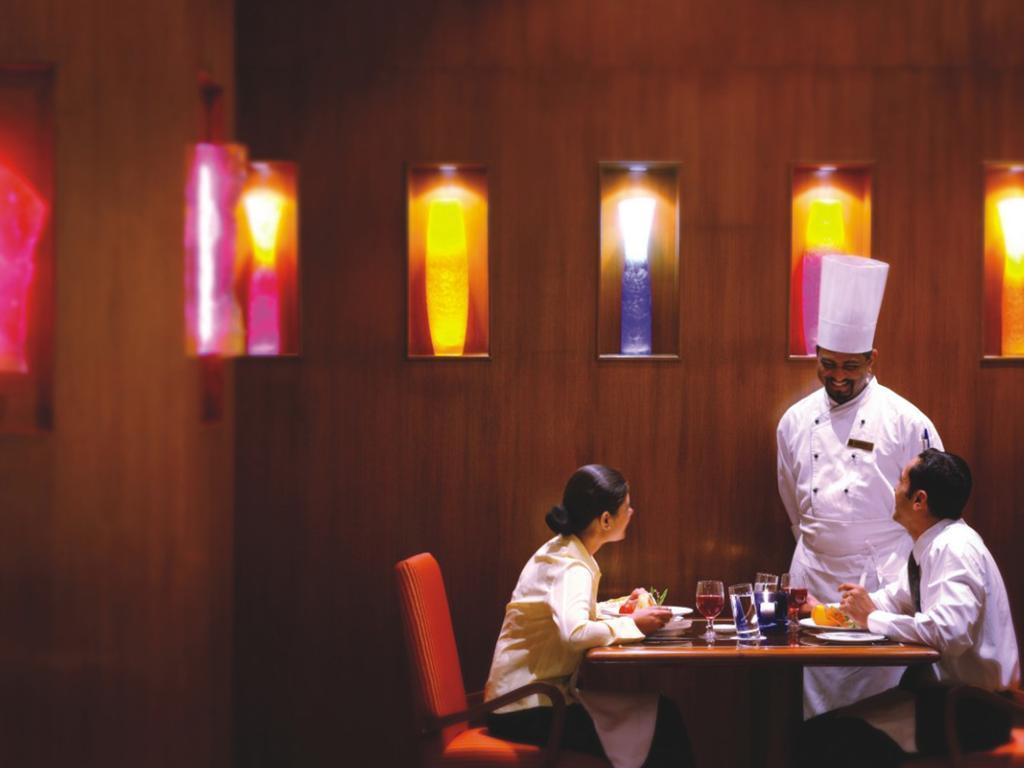 The Lalit Mumbai Hotell Restaurant bilde A restaurant in a hotel