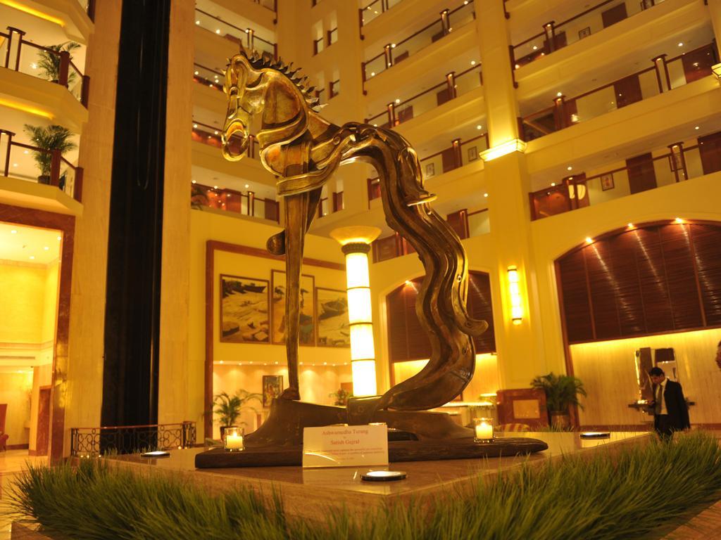 The Lalit Mumbai Hotell Eksteriør bilde The lobby of the Grand Hotel