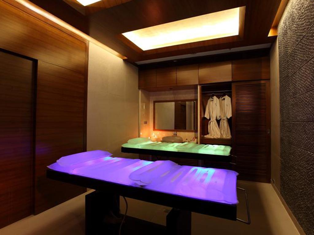 The Lalit Mumbai Hotell Fasiliteter bilde A massage room at a spa