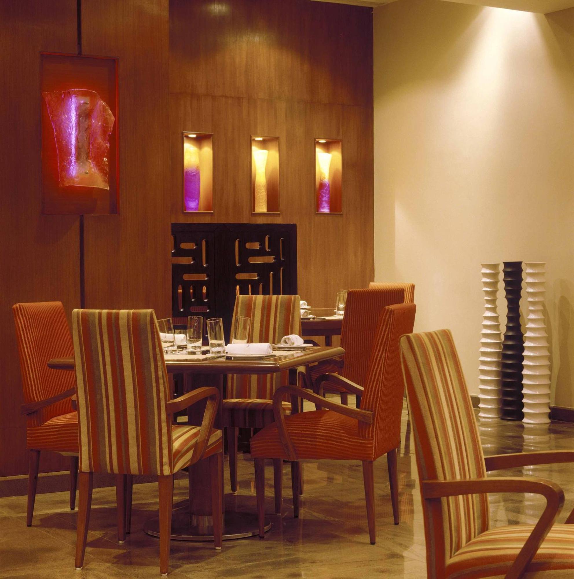 The Lalit Mumbai Hotell Eksteriør bilde A restaurant in a hotel